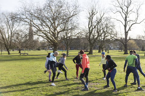 Menschen beim Sport im sonnigen Park, lizenzfreies Stockfoto