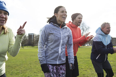 Sport treibende, jubelnde Menschen im Park - CAIF21138