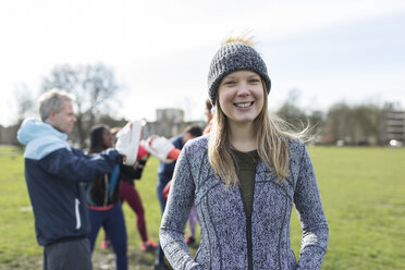 Portrait lächelnde, selbstbewusste Frau beim Boxen mit Freunden im Park - CAIF21141