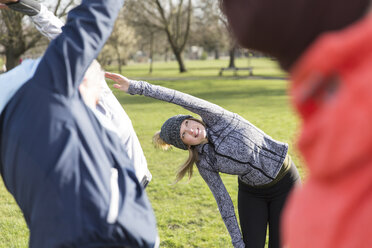 Frau beim Sport, Stretching im Park - CAIF21149