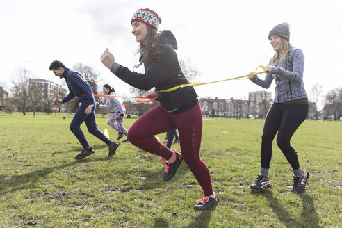 Frauen beim Sport, Teambuilding-Übung im Park - CAIF21150