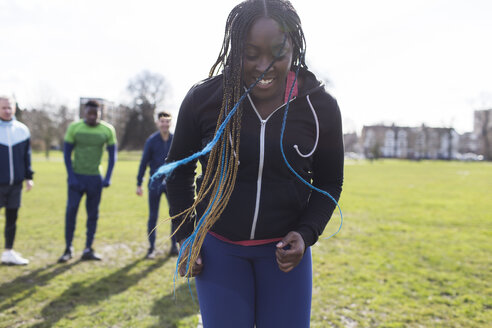 Lächelnde Frau beim Sport im Park - CAIF21154