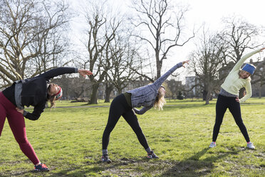 Läuferinnen beim Stretching im sonnigen Park - CAIF21155