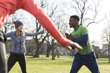 Sport treibende Menschen, Stretching im Park - CAIF21163