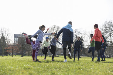 Menschen, die im sonnigen Park trainieren und sich dehnen - CAIF21169