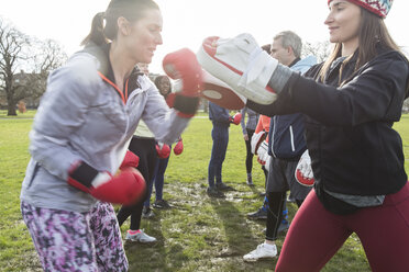 Frauen boxen im Park - CAIF21171