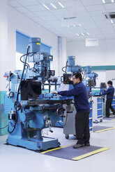 Arbeiter in einer Fabrik zur Herstellung von Kleinteilen in China - CUF43438