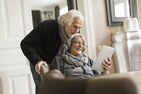 Seniorenpaar mit digitalem Tablet - CUF43478