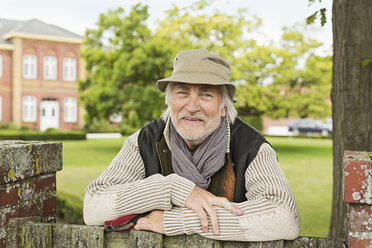 Porträt eines älteren Mannes mit Hut - CUF43489