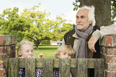 Großvater und Enkelkinder am Holztor - CUF43503