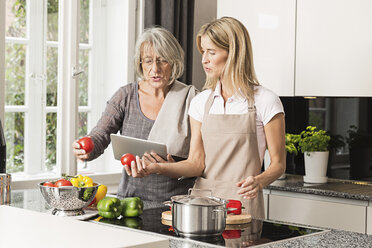 Mutter und Tochter bereiten Essen zu - CUF43509