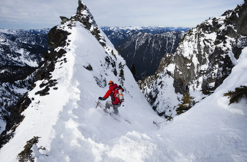 Ein Skifahrer fährt die Schneepiste The Slot auf dem Snoqualmie Peak in den Cascades, Washington State, USA, hinunter. - MINF00032