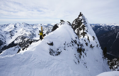 Ein Skifahrer steht auf einem Bergrücken, bevor er The Slot auf dem Snoqualmie Peak in den Cascades, Washington State, USA, fährt. - MINF00033