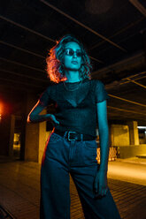 Stilvolle junge Frau in der Nacht in der Stadt, mit Sonnenbrille - KKAF01232