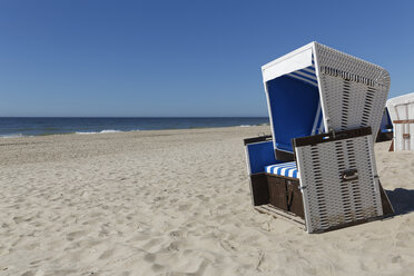 Deutschland, Nordfriesland, Sylt, Strandkorb mit Kapuze am Strand von Rantum - GFF01065