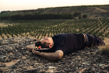 Junger Mann auf einem Felsen liegend, schlafend - ACPF00140