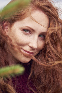 Porträt einer rothaarigen jungen Frau mit Sommersprossen - ABIF00704