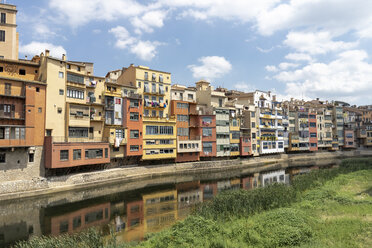 Spanien, Girona, Häuserzeile am Flussufer - AFVF00808