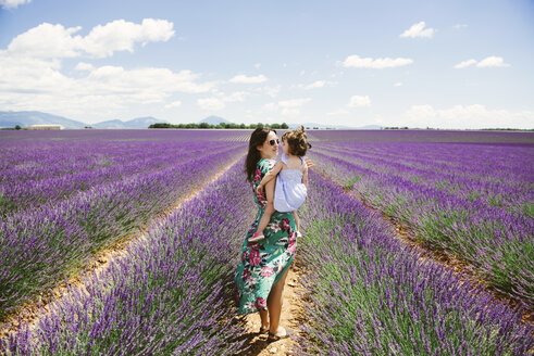 Frankreich, Provence, Hochebene von Valensole, Mutter und Tochter in Lavendelfeldern im Sommer - GEMF02118