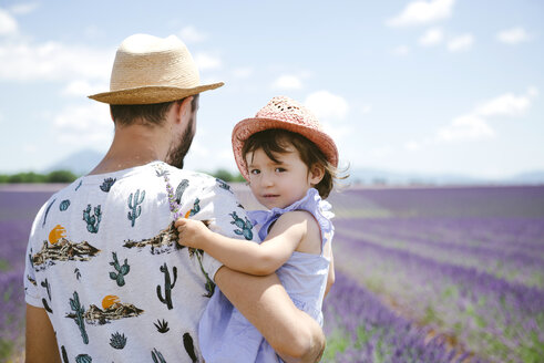 Frankreich, Provence, Hochebene von Valensole, Vater und Tochter in Lavendelfeldern im Sommer - GEMF02124