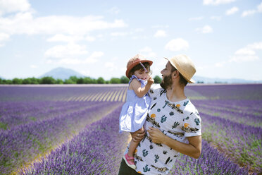 Frankreich, Provence, Hochebene von Valensole, glücklicher Vater und Tochter in Lavendelfeldern im Sommer - GEMF02125