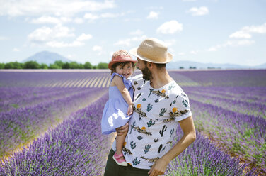 Frankreich, Provence, Hochebene von Valensole, glücklicher Vater und Tochter in Lavendelfeldern im Sommer - GEMF02126