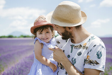 Frankreich, Provence, Hochebene von Valensole, glücklicher Vater und Tochter in Lavendelfeldern im Sommer - GEMF02128