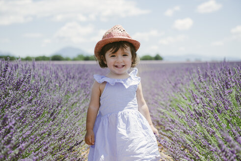 Frankreich, Provence, Valensole-Plateau, Glückliches Kleinkind-Mädchen in lila Lavendelfeldern im Sommer - GEMF02131