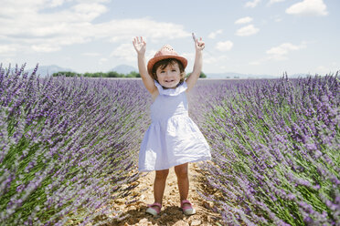 Frankreich, Provence, Valensole-Plateau, Glückliches Kleinkind-Mädchen in lila Lavendelfeldern im Sommer - GEMF02132