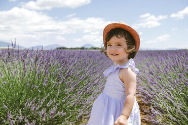 Frankreich, Provence, Valensole-Plateau, Glückliches Kleinkind-Mädchen in lila Lavendelfeldern im Sommer - GEMF02134