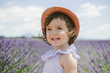 Frankreich, Provence, Valensole-Plateau, Glückliches Kleinkind-Mädchen in lila Lavendelfeldern im Sommer - GEMF02135