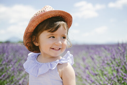 Frankreich, Provence, Valensole-Plateau, Glückliches Kleinkind-Mädchen in lila Lavendelfeldern im Sommer - GEMF02136