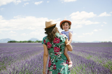 Frankreich, Provence, Hochebene von Valensole, Mutter und Tochter spazieren zwischen Lavendelfeldern im Sommer - GEMF02143