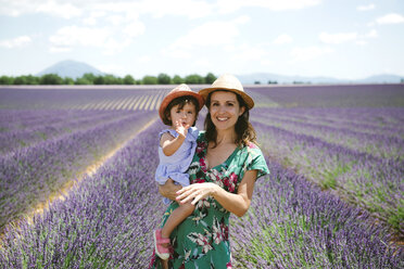 Frankreich, Provence, Hochebene von Valensole, Porträt von lächelnder Mutter und Tochter in Lavendelfeldern im Sommer - GEMF02144