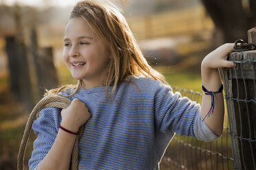 Ein junges Mädchen am Zaun einer Pferdekoppel. - MINF00162