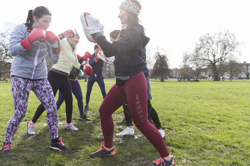 Frauen boxen im Park - CAIF21181