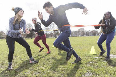 Menschen trainieren, machen Teambuilding-Übung im sonnigen Park - CAIF21184