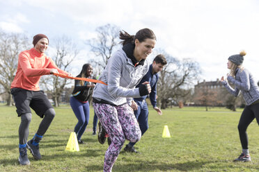 Menschen rennen, machen Teambuilding-Übung im sonnigen Park - CAIF21191