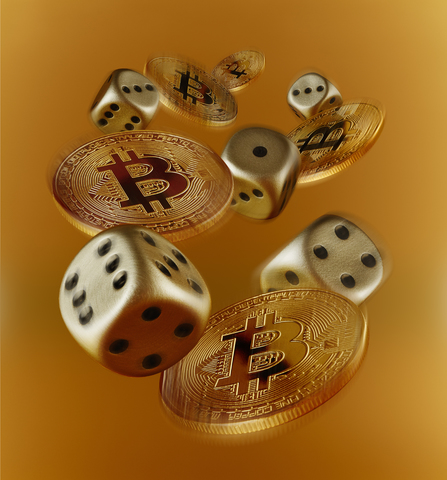 Goldene Bitcoins und Würfel, lizenzfreies Stockfoto