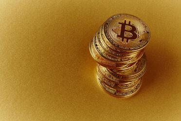 Goldener Bitcoin-Stapel - CAIF21210