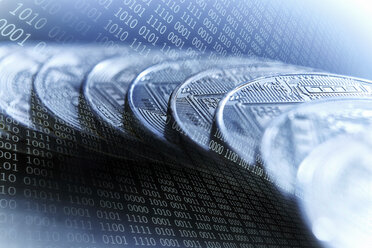 Bitcoins auf blauem Binärcode-Hintergrund - CAIF21222