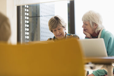 Ältere Geschäftsfrauen arbeiten an Laptops in einem Konferenzraum - CAIF21252