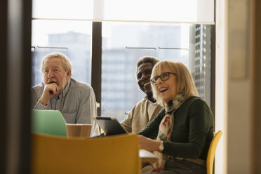 Lächelnde ältere Geschäftsleute in einer Konferenzraumbesprechung - CAIF21257