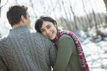 Zwei Menschen, ein Paar im Freien an einem Wintertag, die sich umarmen. - MINF00228