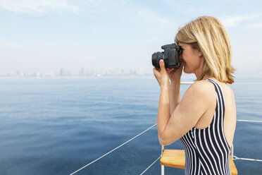 Ältere Frau auf Segeltörn fotografiert die Skyline von Barcelona - EBSF02578