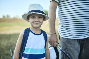Porträt eines lächelnden kleinen Jungen mit Sommerhut - ZEDF01471