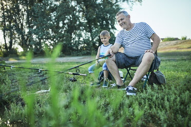 Großvater und Enkel angeln gemeinsam am Seeufer - ZEDF01481
