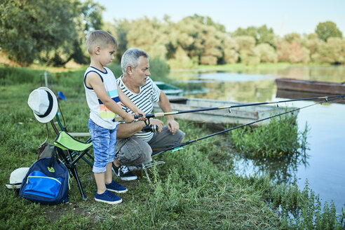 Großvater und Enkel angeln gemeinsam am Seeufer - ZEDF01484