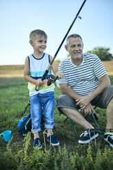 Großvater und Enkel angeln gemeinsam am Seeufer - ZEDF01488