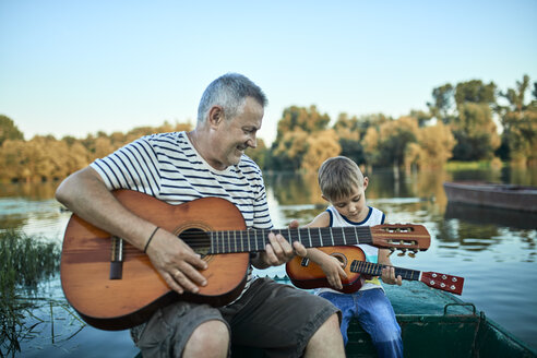 Großvater bringt seinem Enkel das Gitarrenspiel bei - ZEDF01497